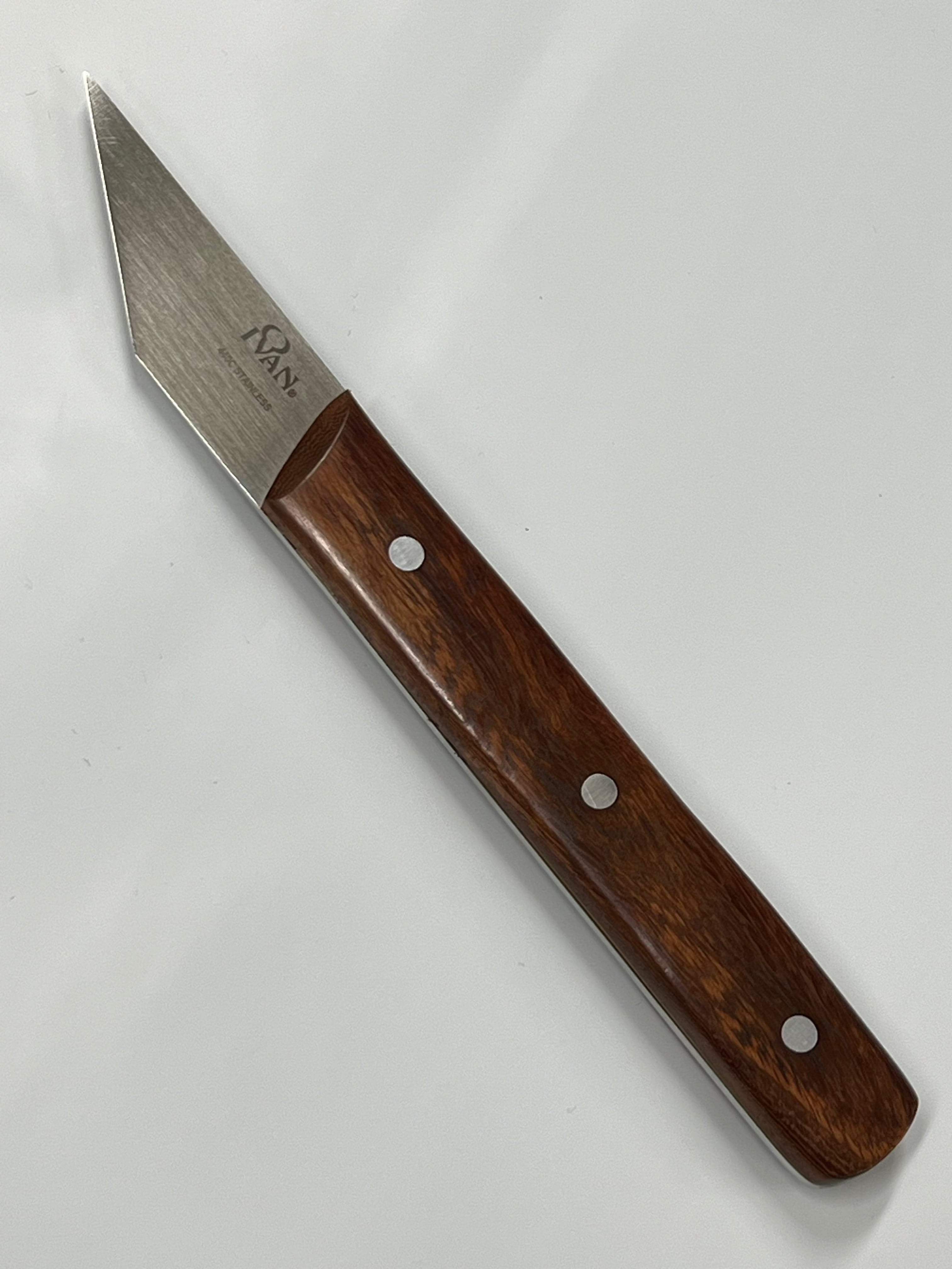 Abgewinkeltes Ledermesser im französischen Stil