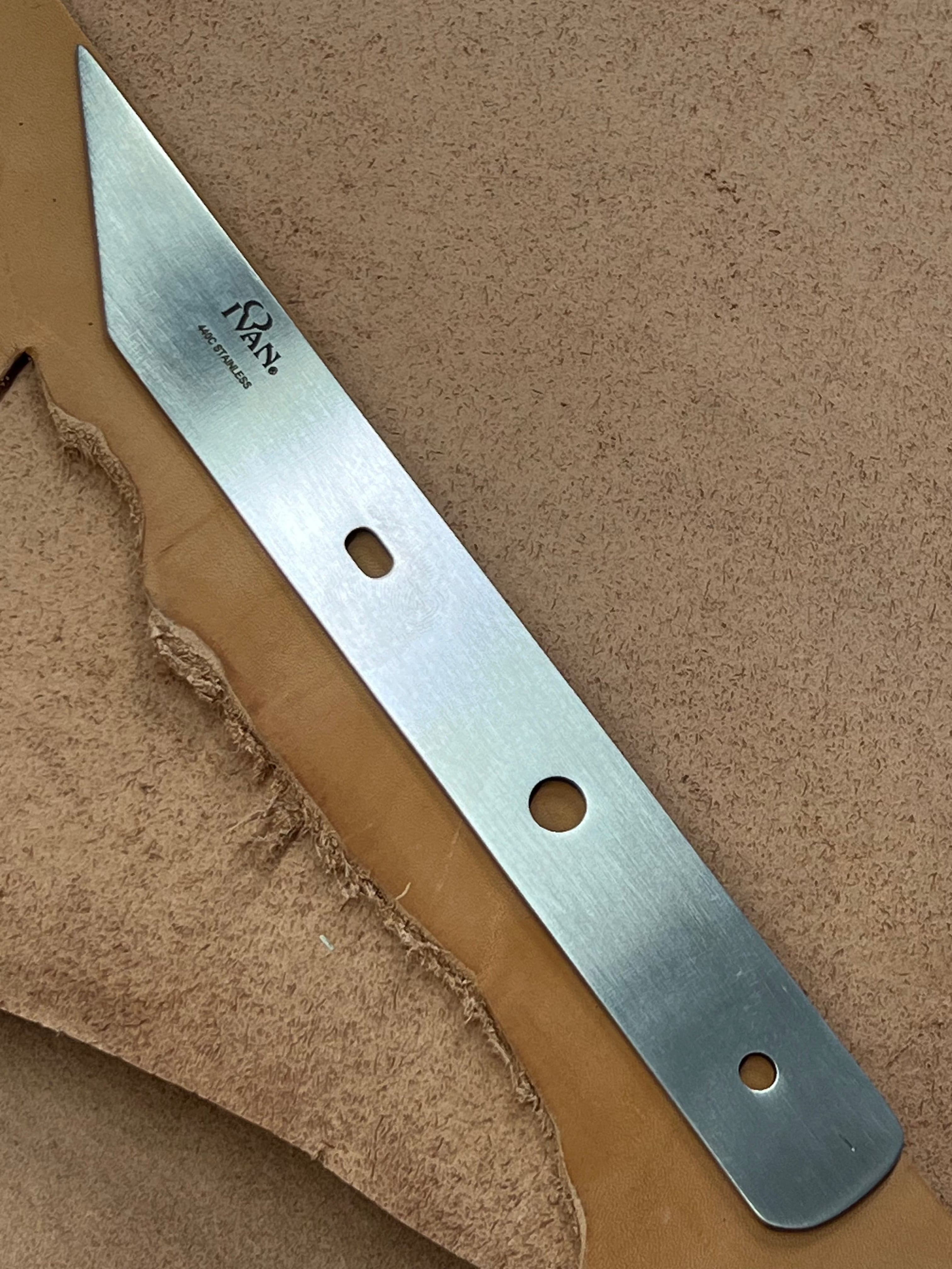 Abgewinkelte französische Ledermesserklinge