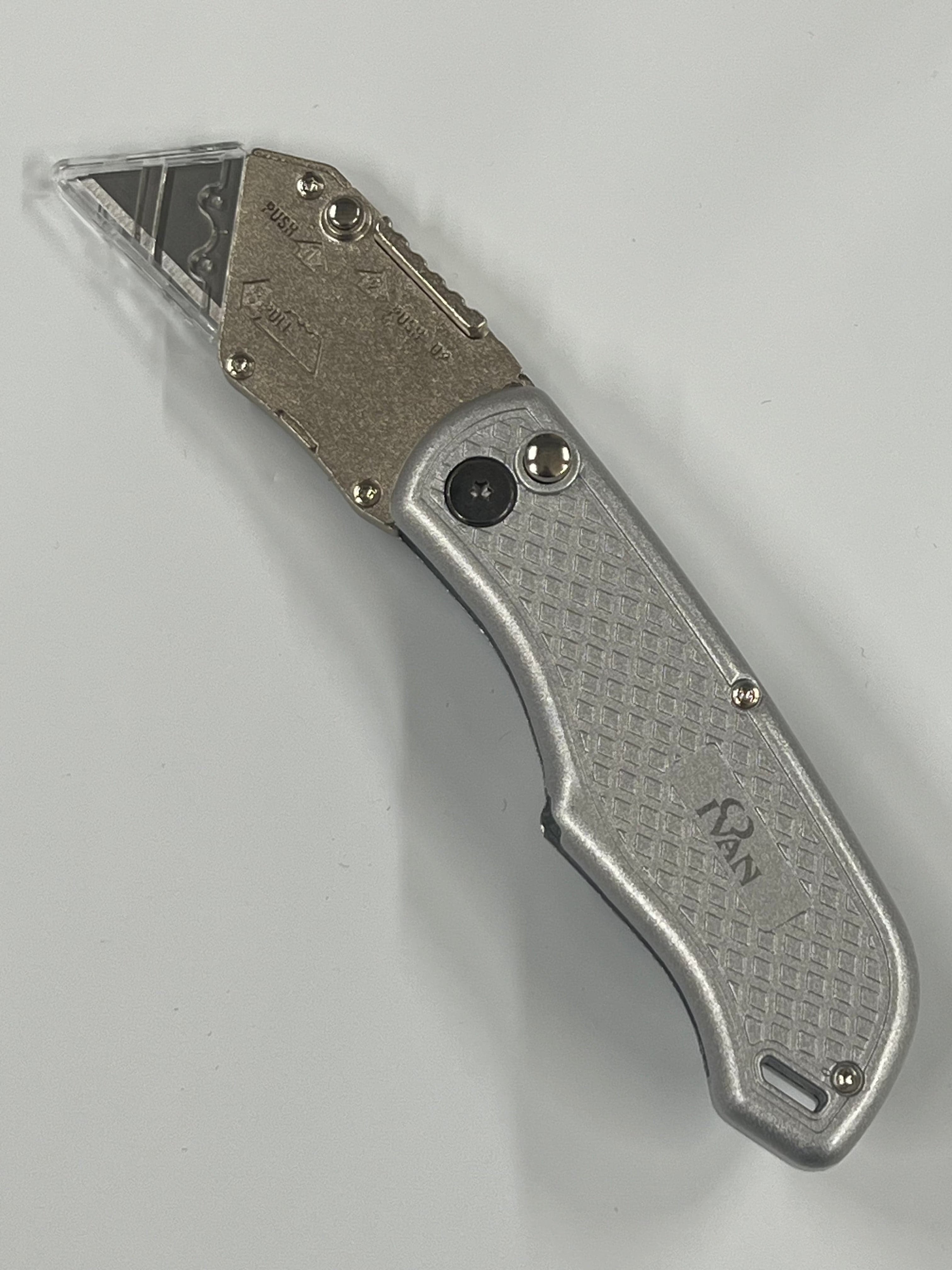 Klappmesser mit auswechselbarer Klinge und Gürtelclip