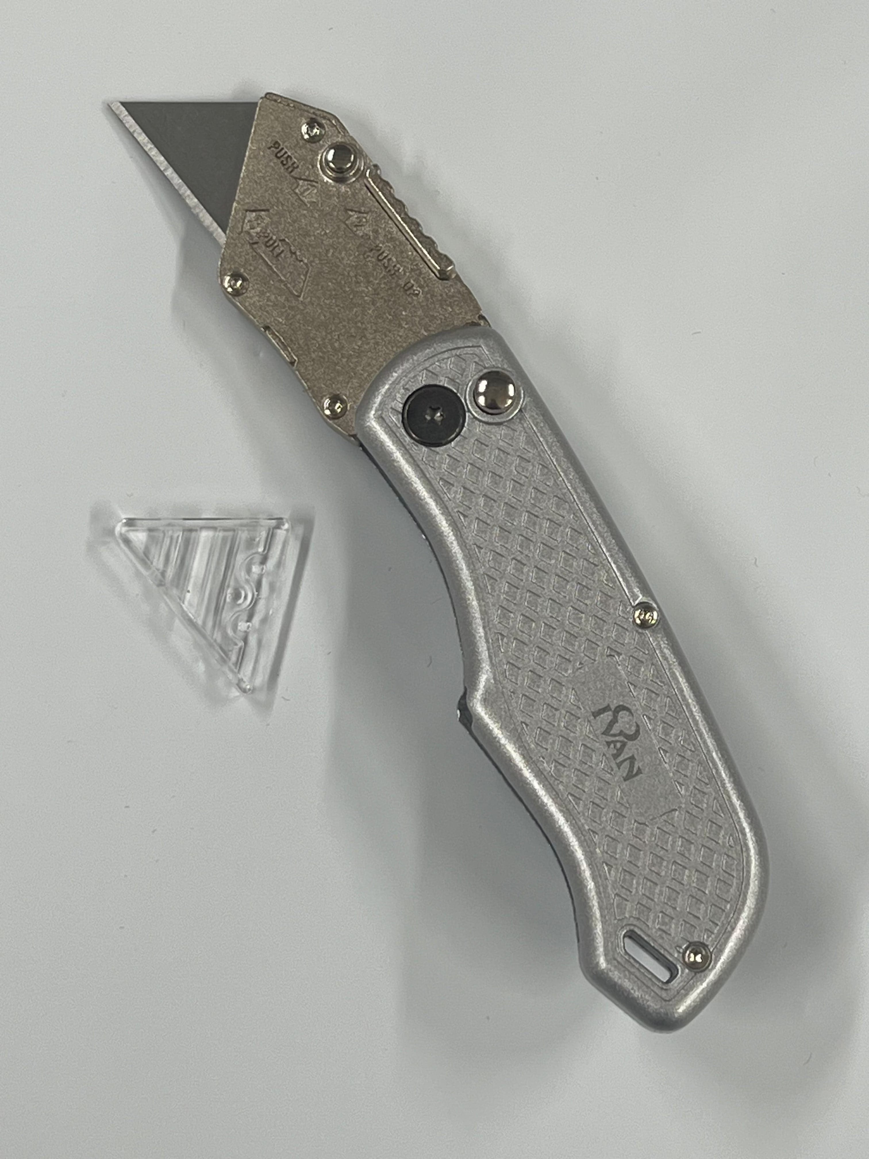 Klappmesser mit auswechselbarer Klinge und Gürtelclip