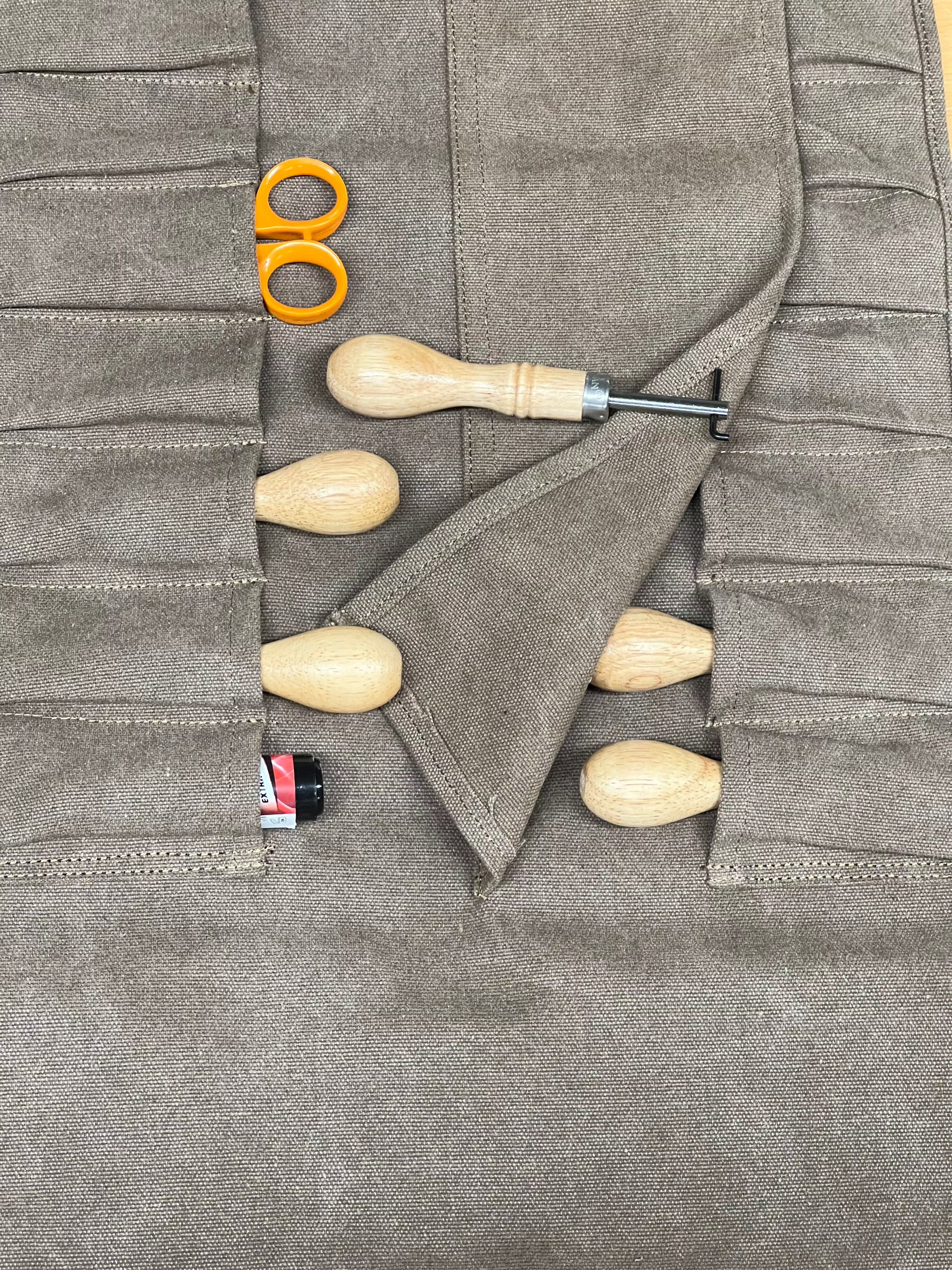 Werkzeugtasche aus Canvas zum Zusammenrollen.