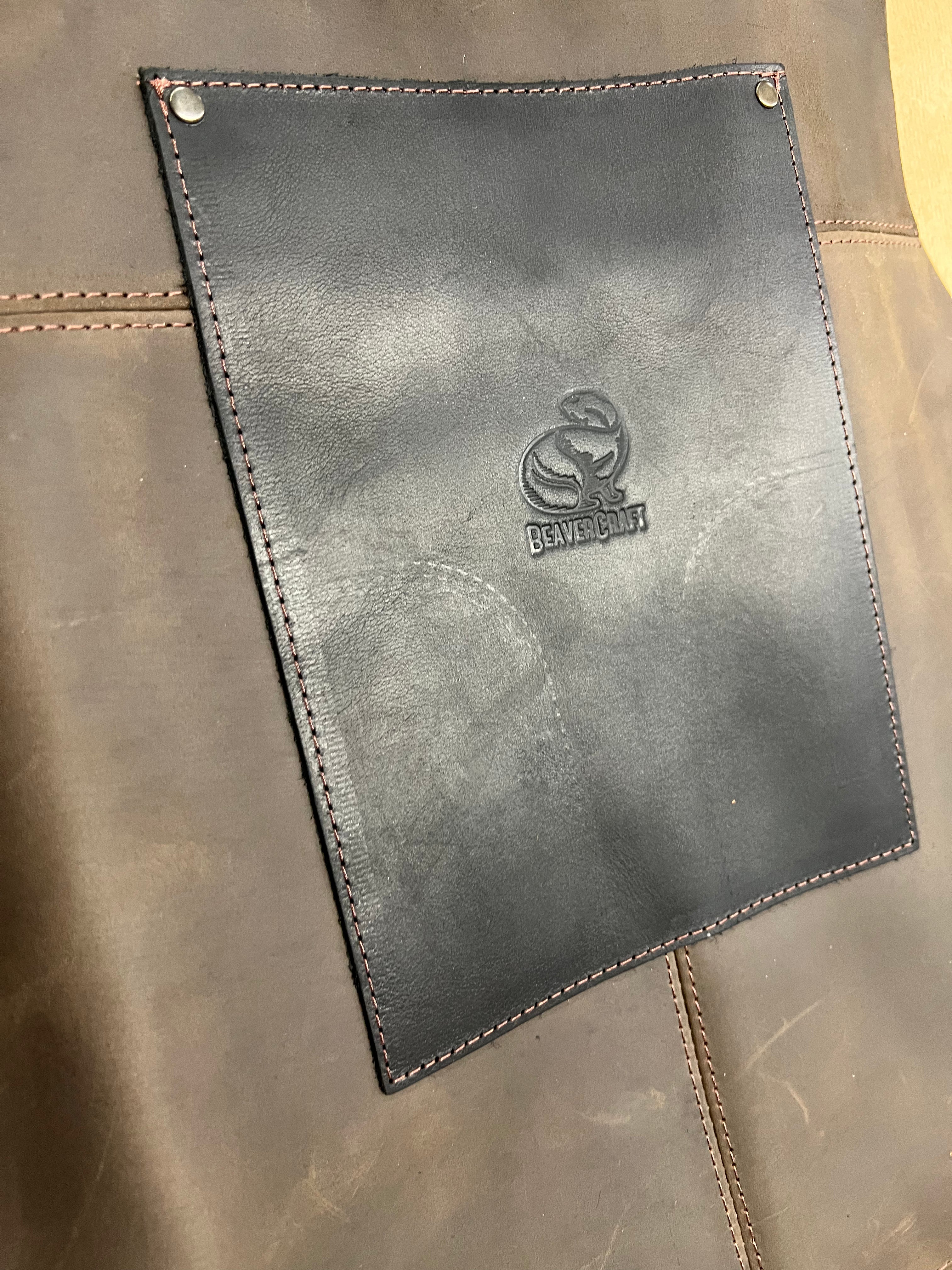 Verstellbare Lederschürze in Braun AP3X