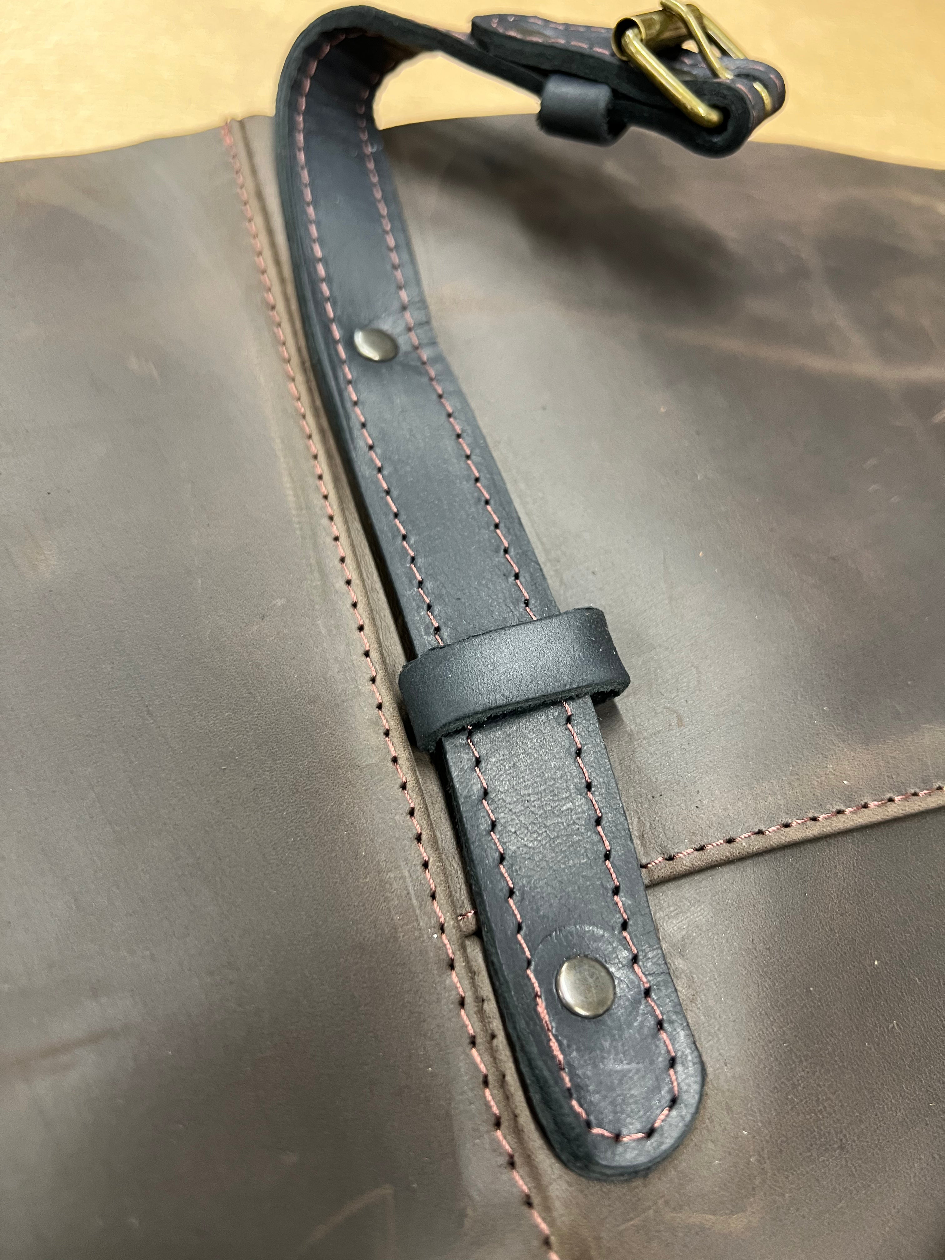 Verstellbare Lederschürze in Braun AP3X