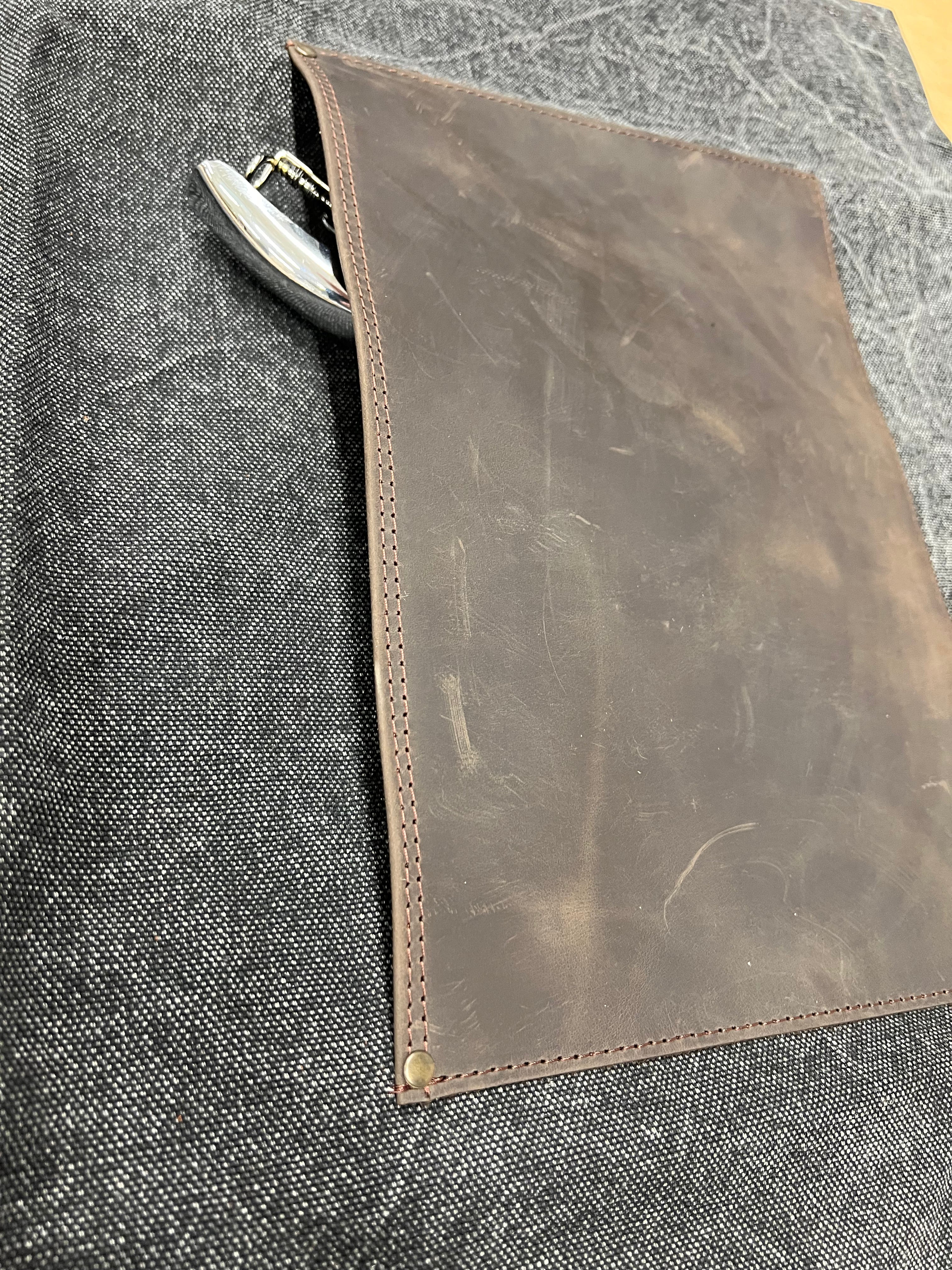 Verstellbare Schürze aus braunem Leder und Canvas AP4
