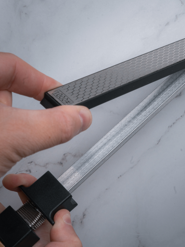 SwiftEdge Cross: Messerschärfsystem mit einstellbarem Winkel und Diamantschleifsteinen