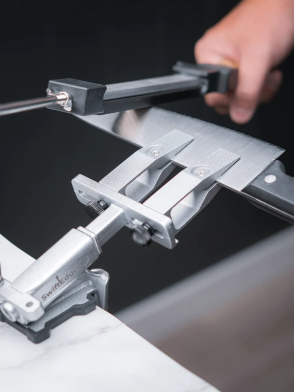 SwiftEdge Cross: Messerschärfsystem mit einstellbarem Winkel und Diamantschleifsteinen