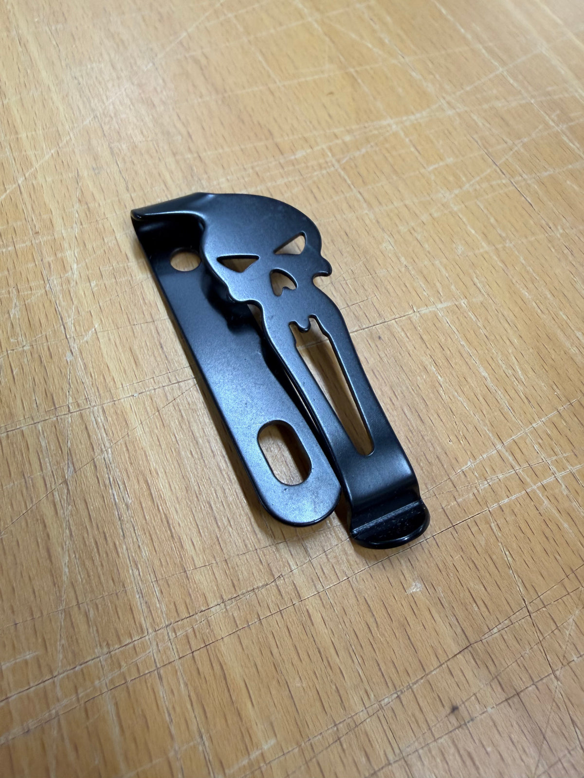 Gürtelclip aus Stahl - Totenkopf