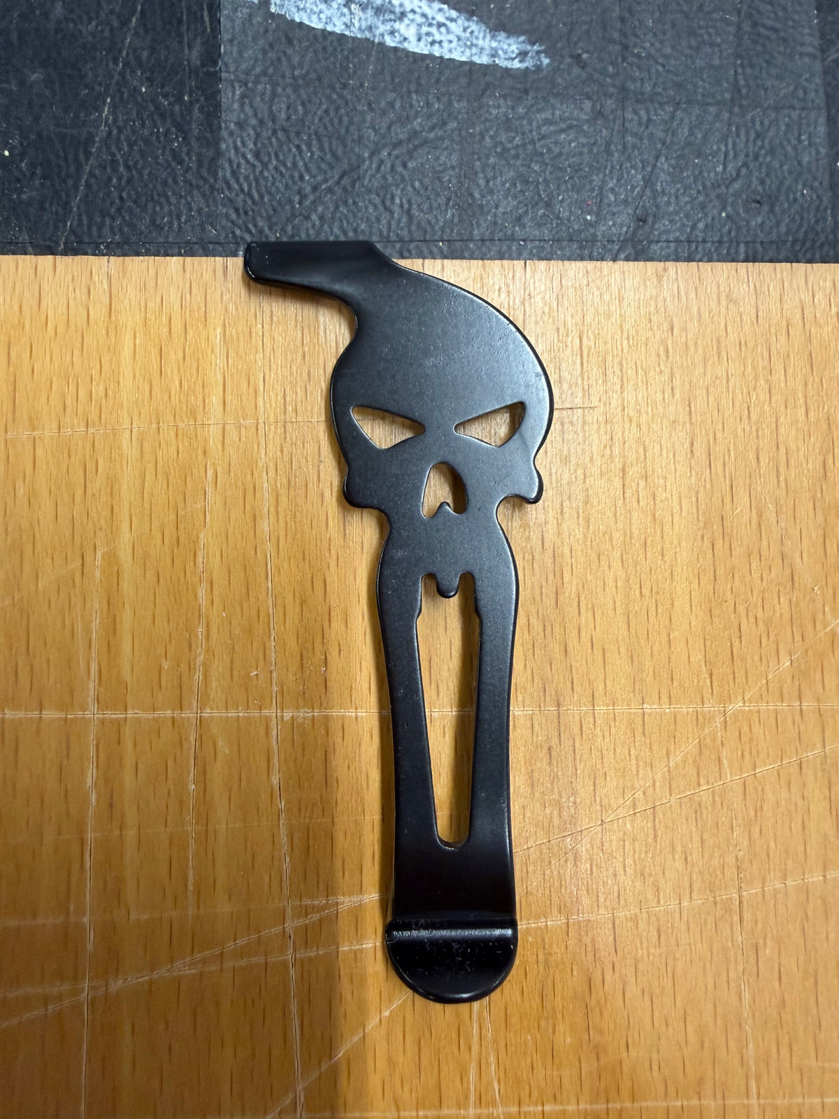 Gürtelclip aus Stahl - Totenkopf