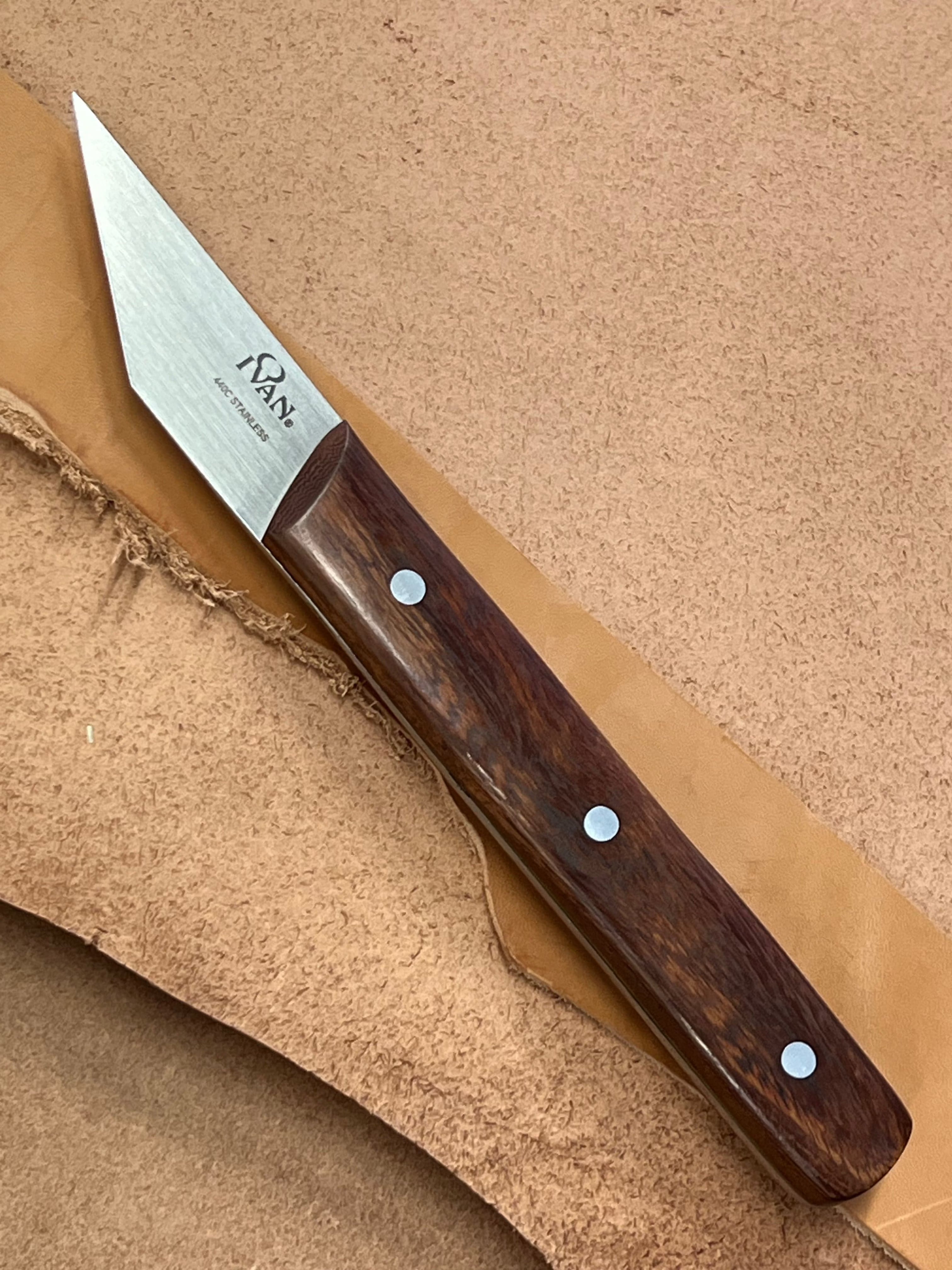 Abgewinkeltes Ledermesser im französischen Stil