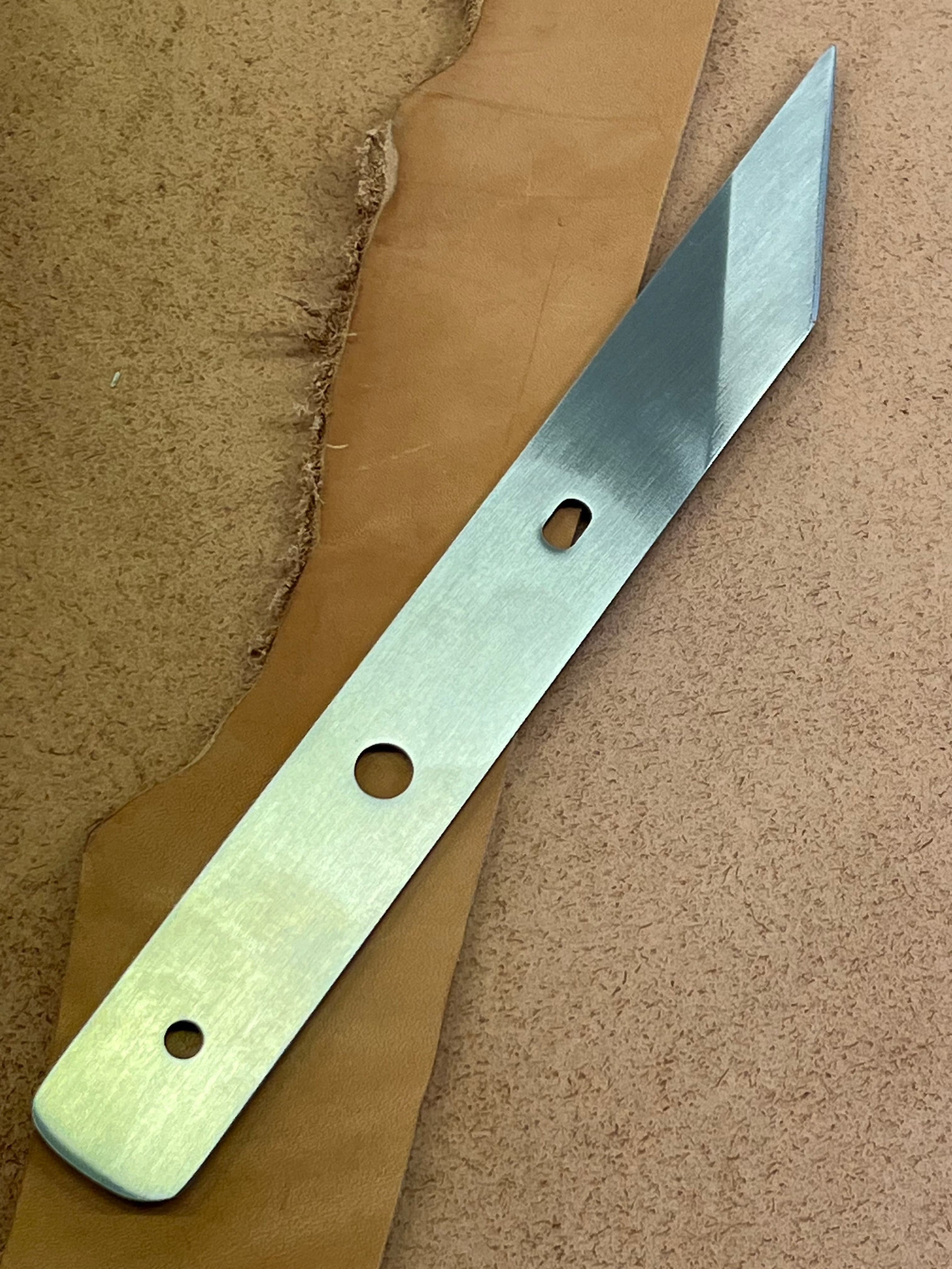 Abgewinkelte französische Ledermesserklinge