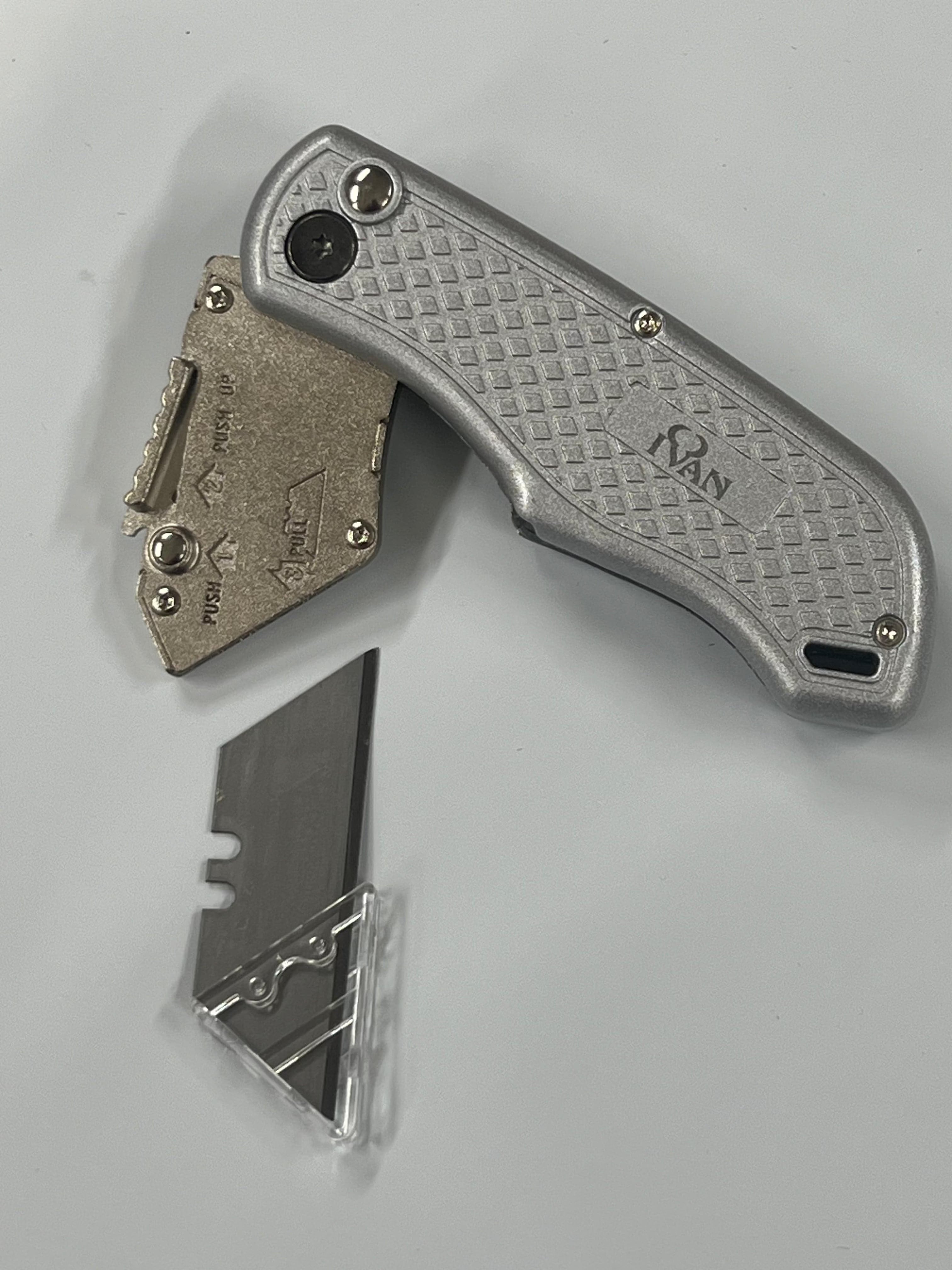 Klappmesser mit auswechselbarer Klinge und Gürtelclip