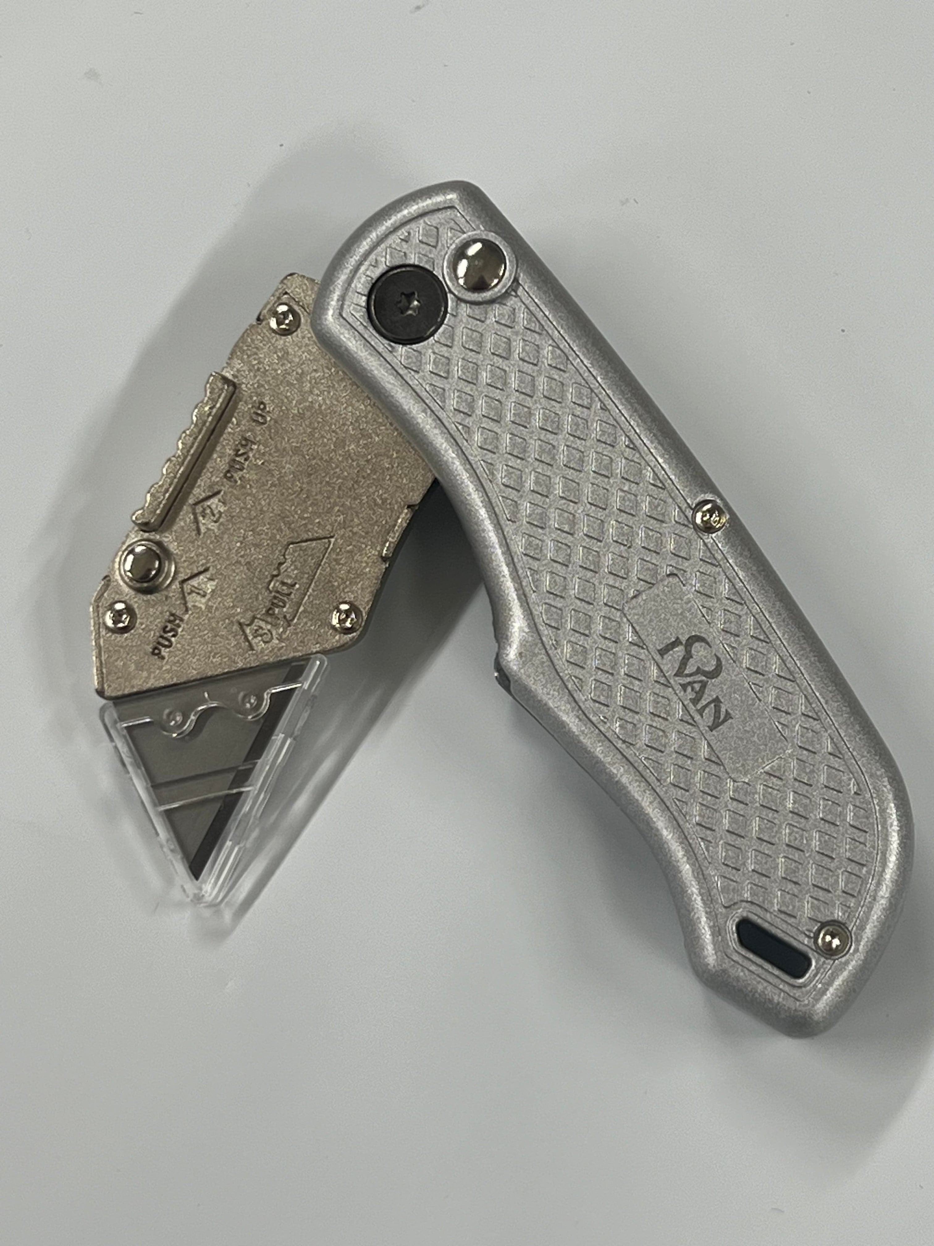 Klappmesser mit auswechselbarer Klinge und Gürtelclip