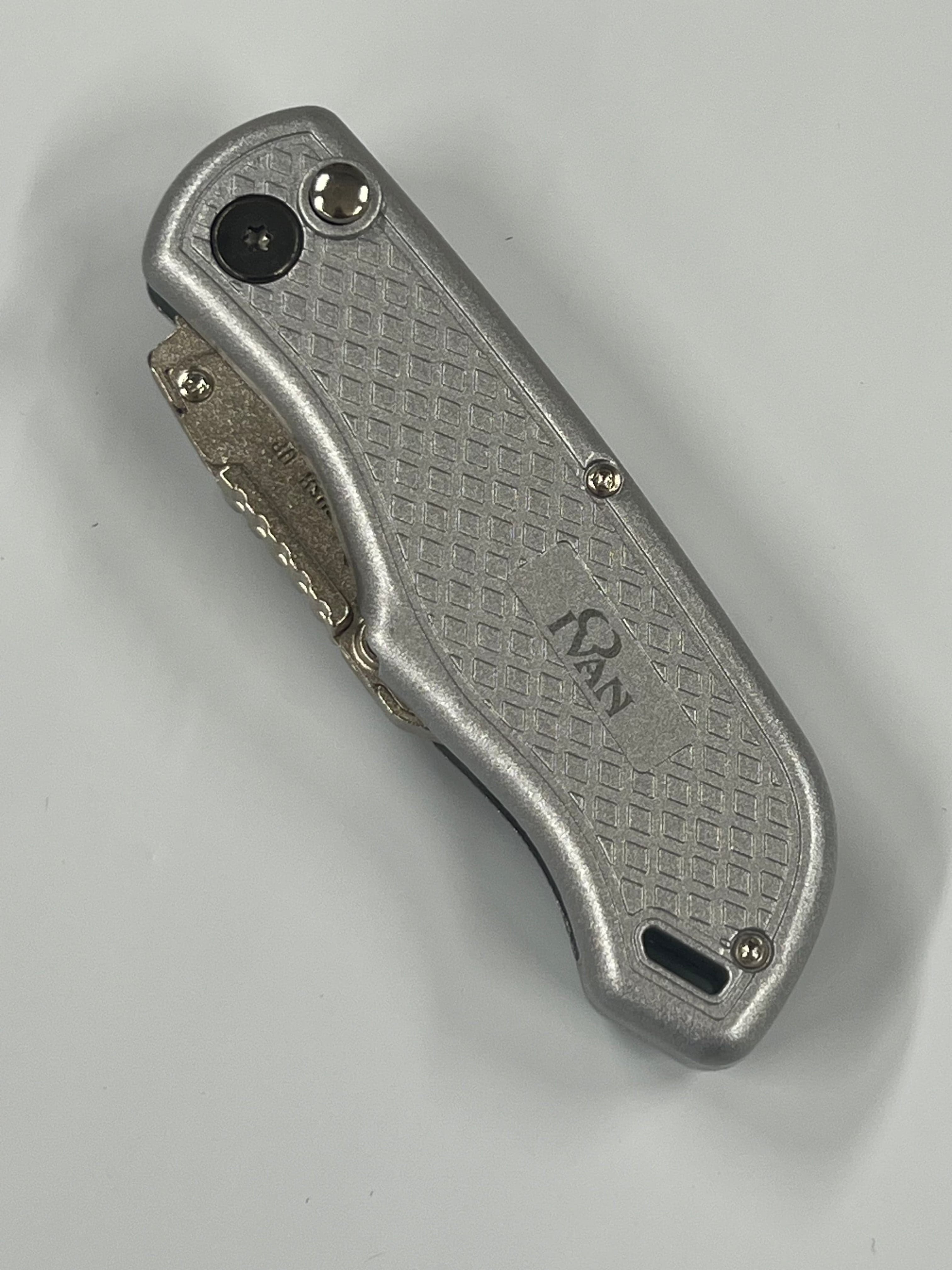 Klappmesser mit auswechselbarer Klinge und Gürtelclip