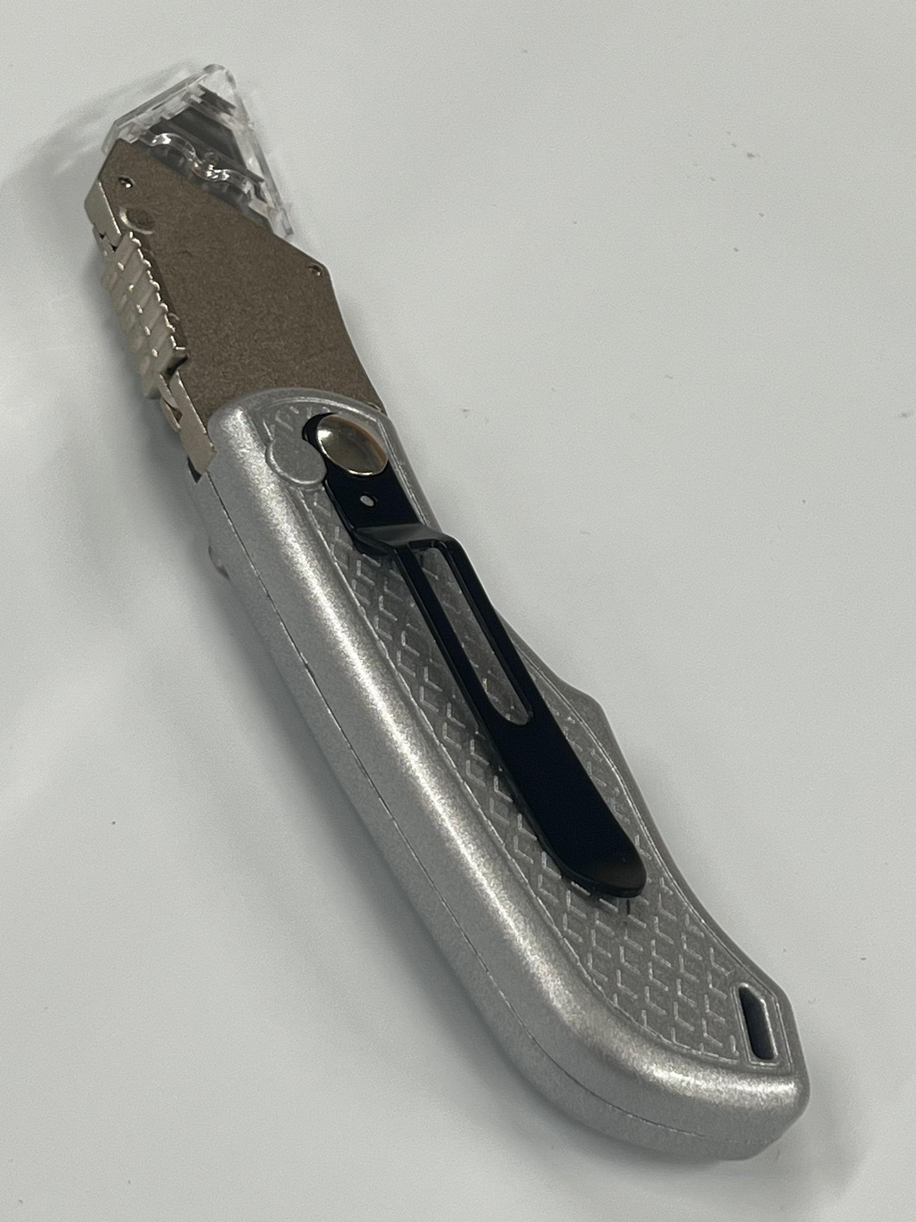 Klappmesser mit auswechselbarer Klinge und Gürtelclip