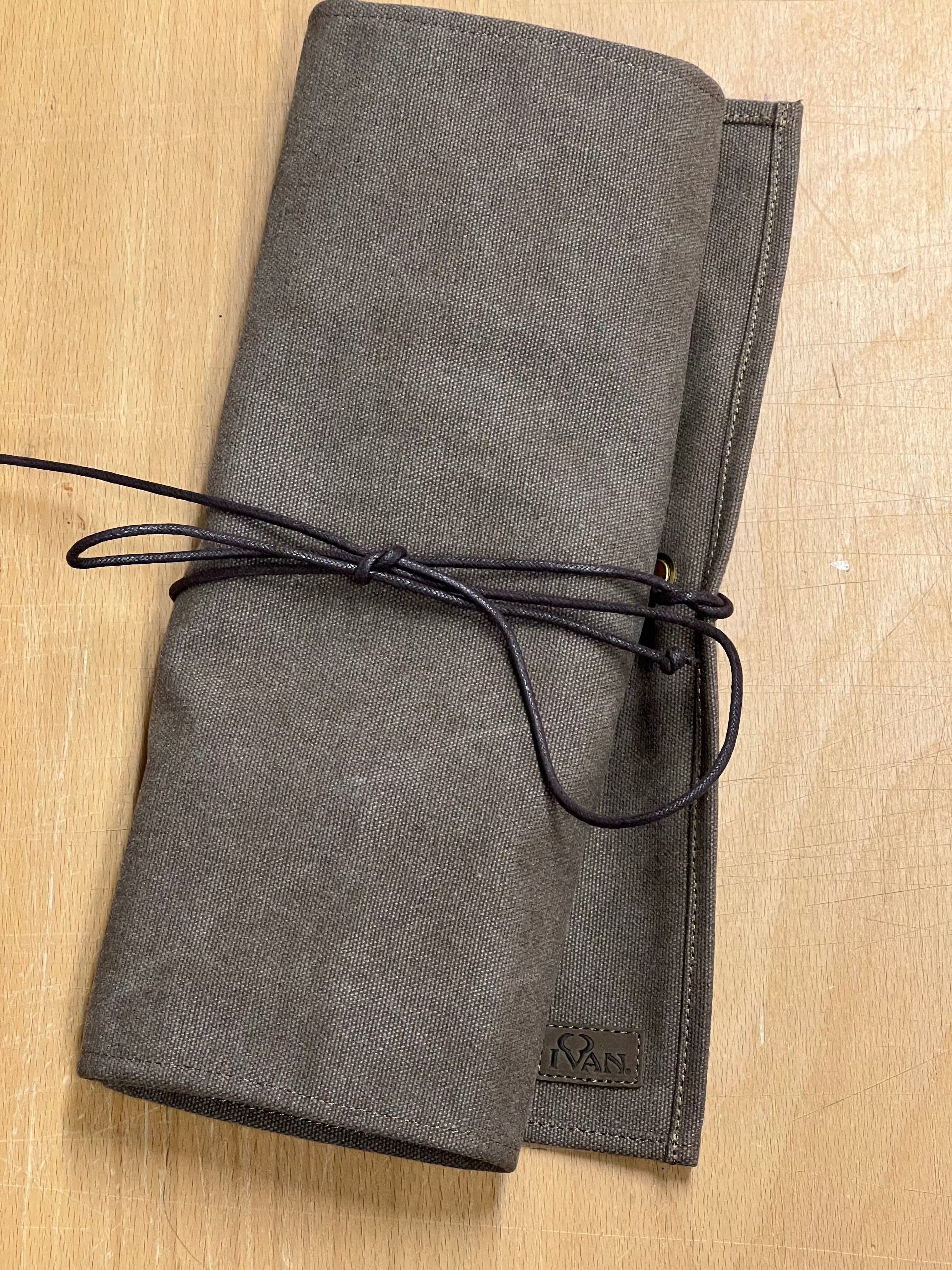 Werkzeugtasche aus Canvas zum Zusammenrollen.