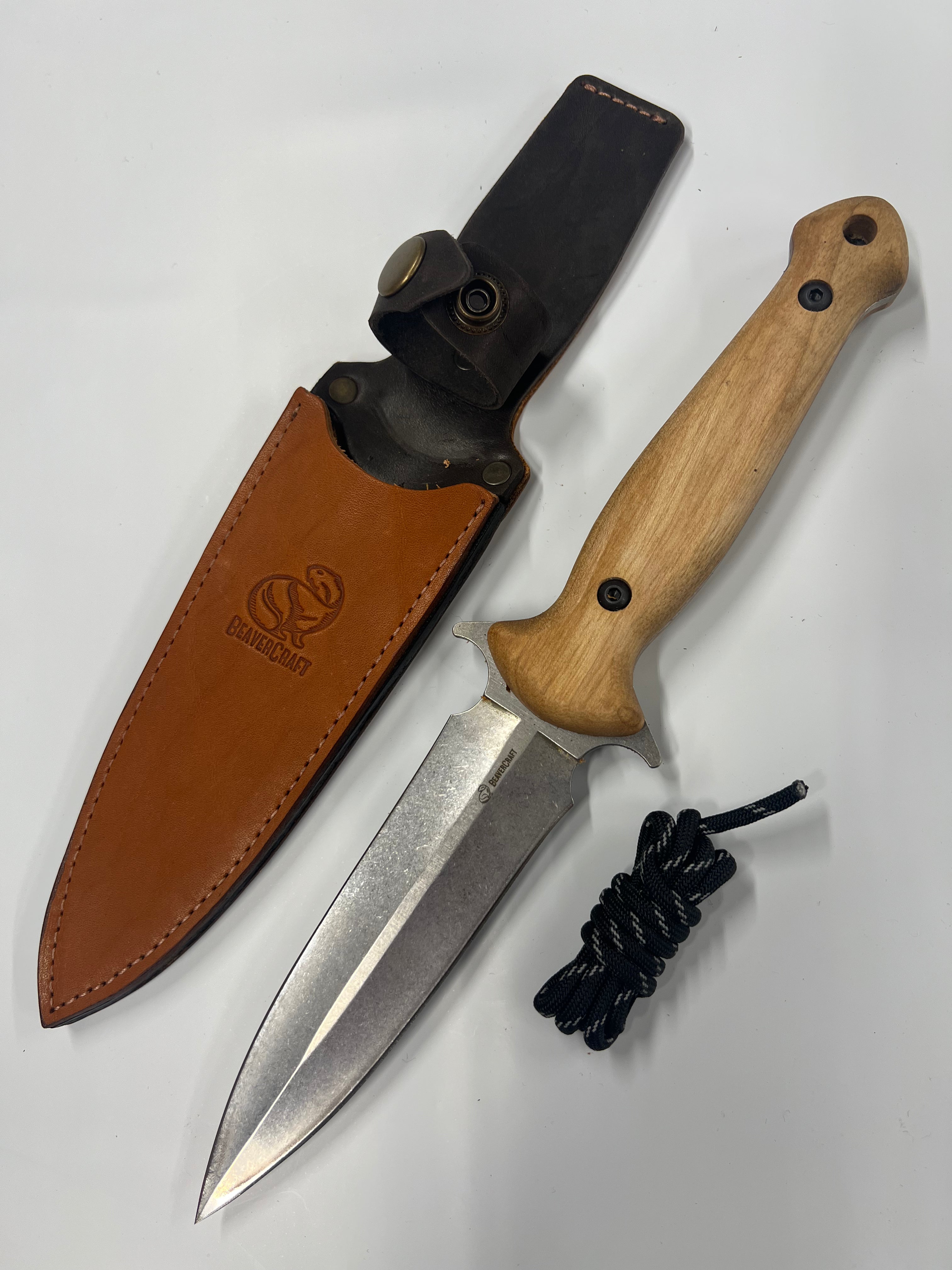 Ukrainisches taktisches Dolchmesser TLK2 mit Lederscheide