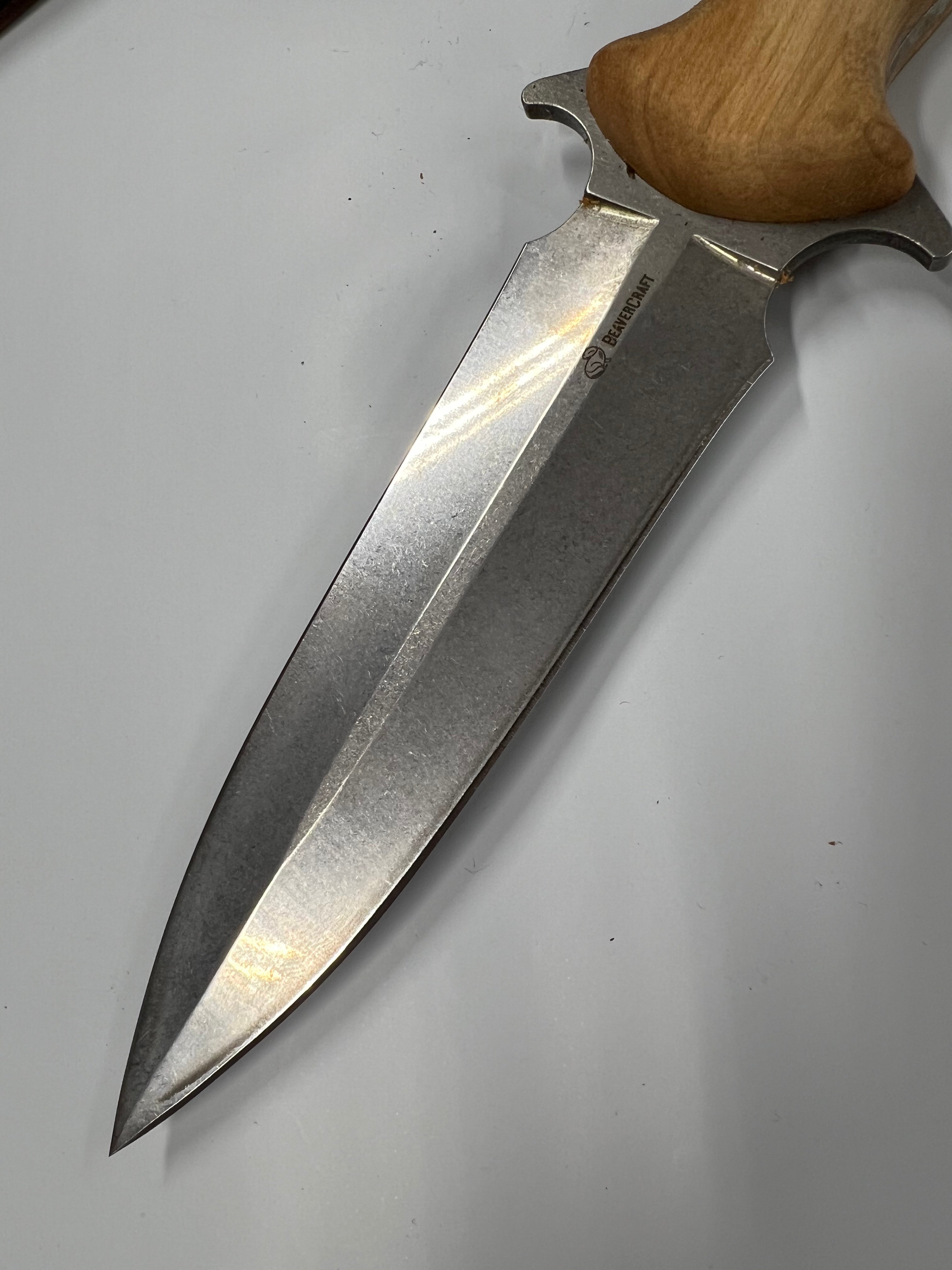 Ukrainisches taktisches Dolchmesser TLK2 mit Lederscheide