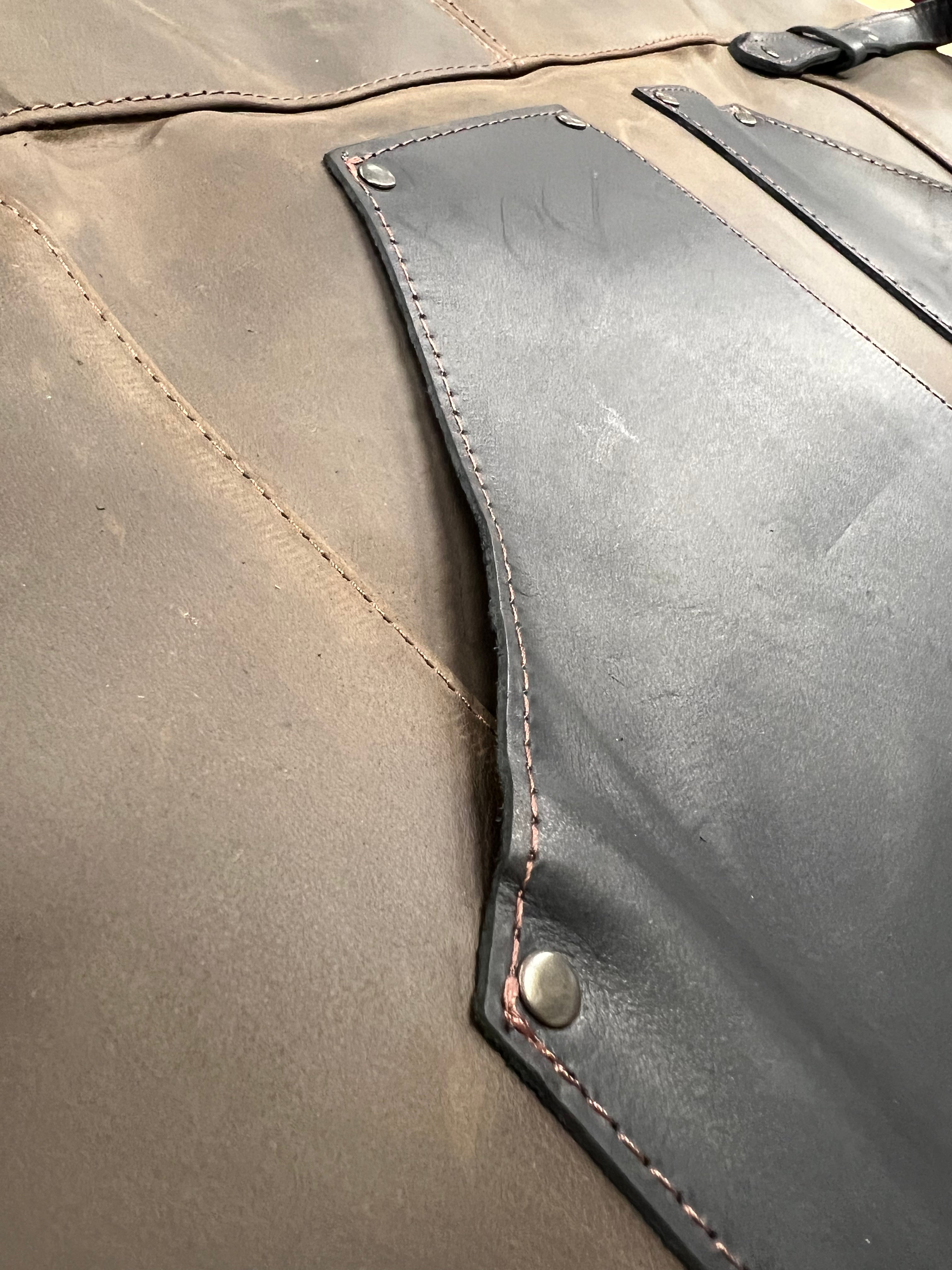 Verstellbare Lederschürze in Braun AP3X